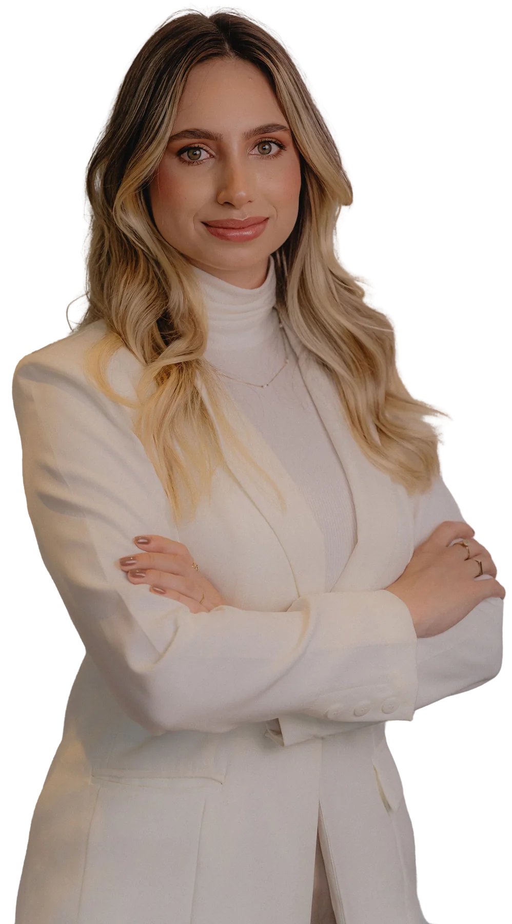 Nathália Zembrani, psicóloga, de blazer bege e braços cruzados.