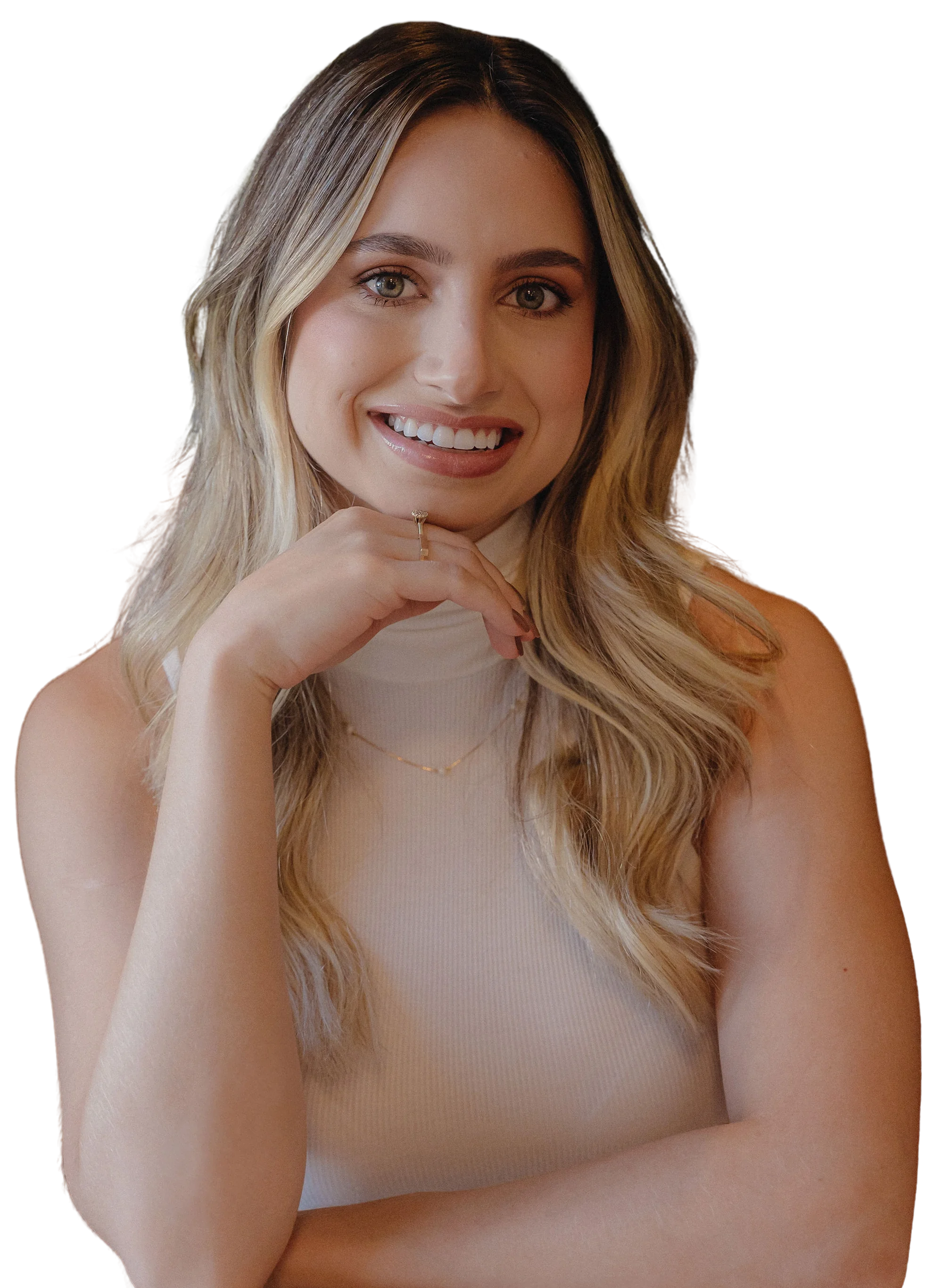 Nathália Zembrani, psicóloga, em pé em um ambiente claro.